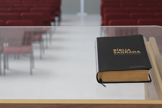Biblia Sagrada on clear glass table