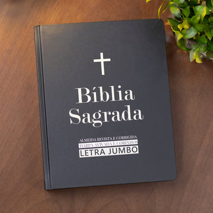 Bíblia ARC letra jumbo fechada em ângulo, capa dura preta com cruz prateada