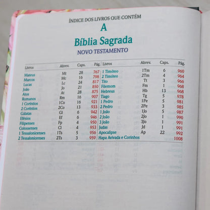Bíblia Sagrada ARC Letra Jumbo com Harpa Avivada e Corinhos – Capa Dura Preta com Flores