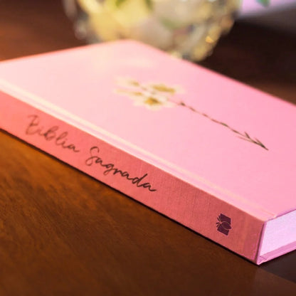 Bíblia Sagrada NVI Lírios | Letra Maior | Capa Dura Rosa