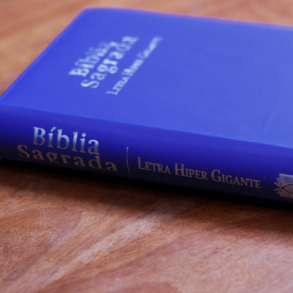 Detalhe da capa luxo azul gravada com Bíblia Sagrada e Letra Hiper Gigante
