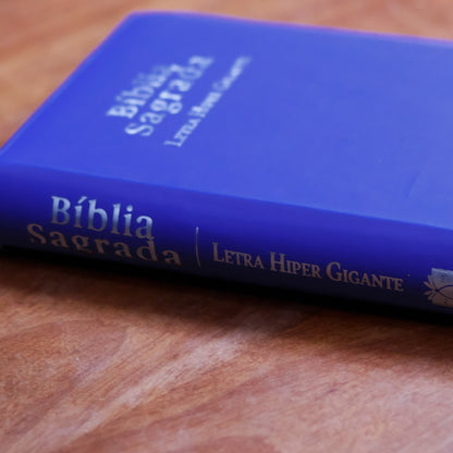 Detalhe da capa luxo azul gravada com Bíblia Sagrada e Letra Hiper Gigante