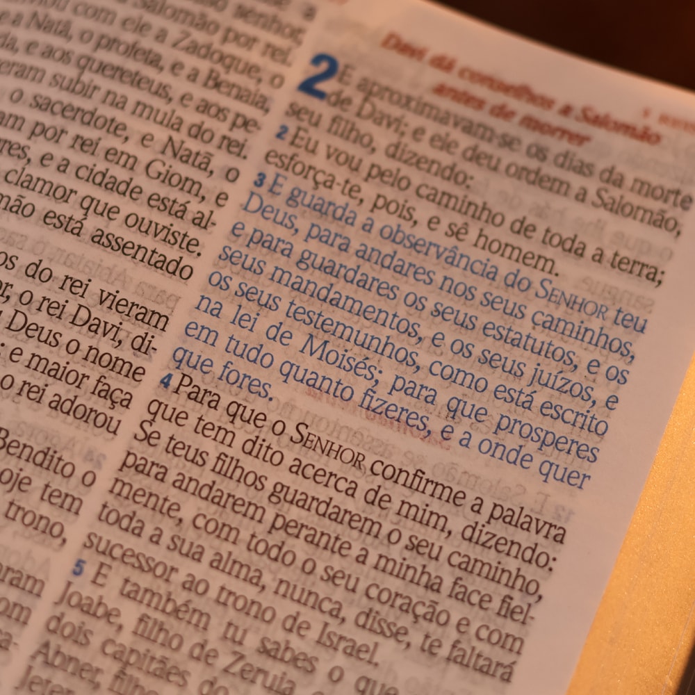 Miolo aberto da Bíblia ARC em letra hipergigante, texto a duas colunas
