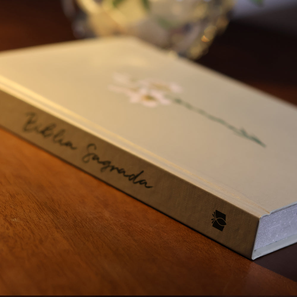 Detalhe da lombada da Bíblia NVI Lírios com a inscrição Bíblia Sagrada